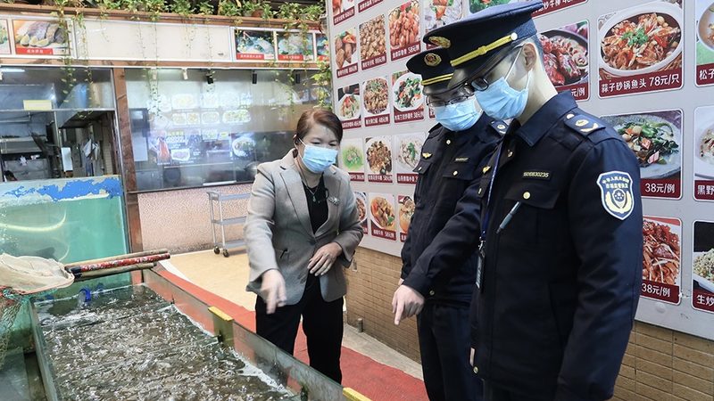 在选购蜜饯果干时，配料表是判断其品质的重要依据。消费者应关注以下几点：